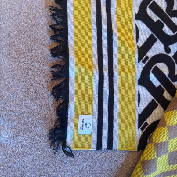 Authentic Burberry Cashmere Scarf/ Wrap. Made in Italy with tag - Picture 2 of 3